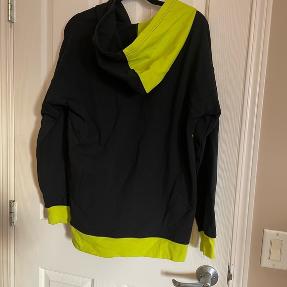 Woman’s hoodie - Picture 2 of 2